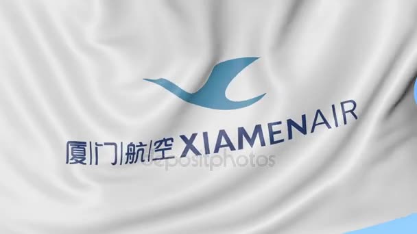 Ondeando la bandera de XiamenAir contra el fondo azul del cielo, lazo sin costuras. Animación Editorial 4K — Vídeo de stock