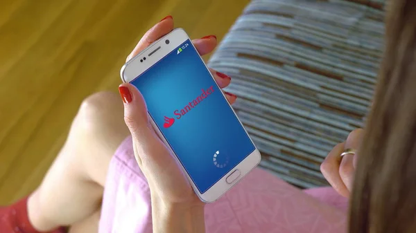 산탄데르 모바일 app. 개념적 편집 Cgi 로드와 휴대 전화를 들고 젊은 여자 — 스톡 사진