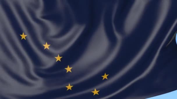 Размахивая флагом штата Аляска против голубого неба. Безшовная петля 4K — стоковое видео