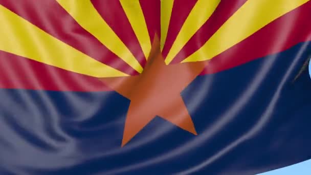 Flagge des Staates Arizona vor blauem Himmel schwenkend. nahtloser 4k Clip — Stockvideo