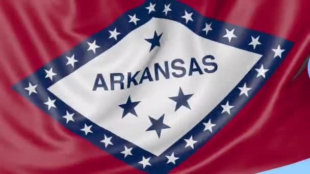 Κουνώντας τη σημαία του κράτους του Αρκάνσας κατά της μπλε του ουρανού. Αδιάλειπτη βρόχο 4k κλιπ — Αρχείο Βίντεο