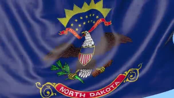 Flagge des Bundesstaates North Dakota gegen blauen Himmel schwenkend. nahtloser 4k Clip — Stockvideo