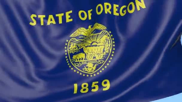Ondeando la bandera del estado de Oregon contra el cielo azul. Clip 4K de bucle sin costura — Vídeo de stock