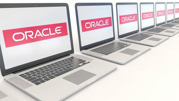 Ordinateurs portables modernes avec logo Oracle Corporation. Informatique conceptuel éditorial rendu 3D — Photo