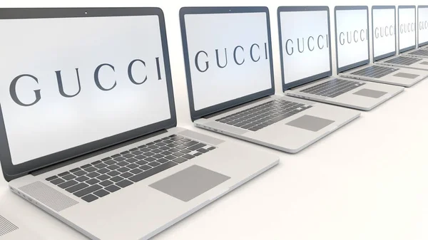 Nowoczesne laptopy z Gucci logo. Komputer technologii pojęciowy redakcji renderowania 3d — Zdjęcie stockowe