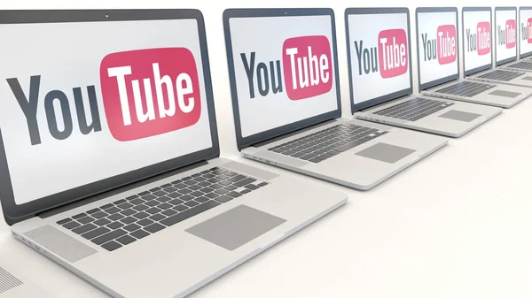 Portátiles modernos con logotipo de YouTube. Tecnología informática editorial conceptual 3D rendering — Foto de Stock