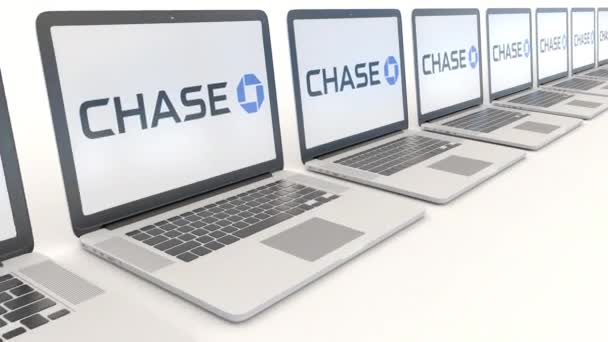 Portátiles modernos con logotipo JPMorgan Chase Bank. Tecnología informática editorial conceptual clip 4K, bucle sin costura — Vídeo de stock