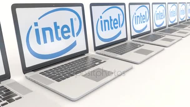 インテル株式会社のロゴと近代的なノート パソコン。コンピューター技術概念の編集 4 k クリップ、シームレス ループ — ストック動画