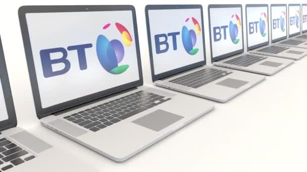 Laptops modernos com logotipo BT Group. Tecnologia de computador editorial conceitual clipe 4K, loop sem costura — Vídeo de Stock