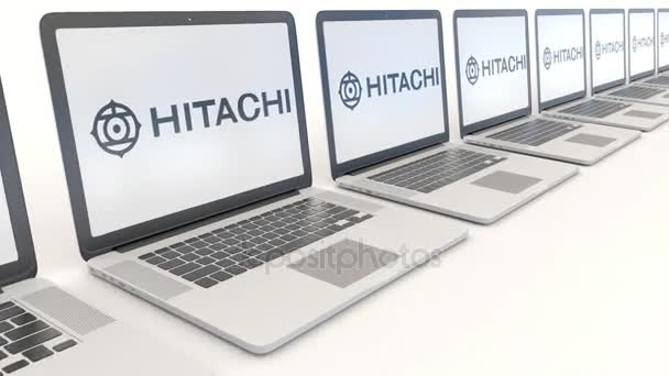 Hitachi logosu ile modern dizüstü bilgisayarlar. Bilgisayar teknolojisi kavramsal editoryal 4k klip, sorunsuz döngü — Stok video