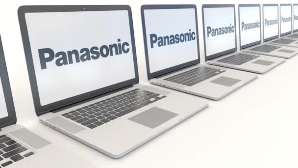 Panasonic şirket logosu ile modern dizüstü bilgisayarlar. Bilgisayar teknolojisi kavramsal editoryal 4k klip, sorunsuz döngü — Stok video