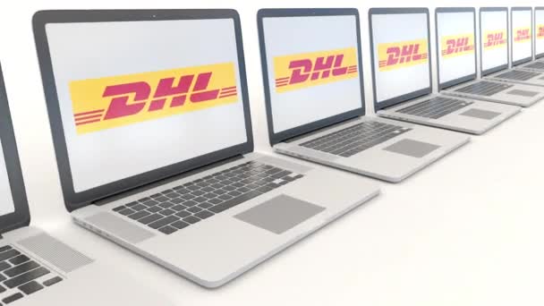 Сучасні лаптопи з логотипом Dhl Express. Комп'ютерні технології концептуальні редакційної 4 к кліп, безшовні петлю — стокове відео