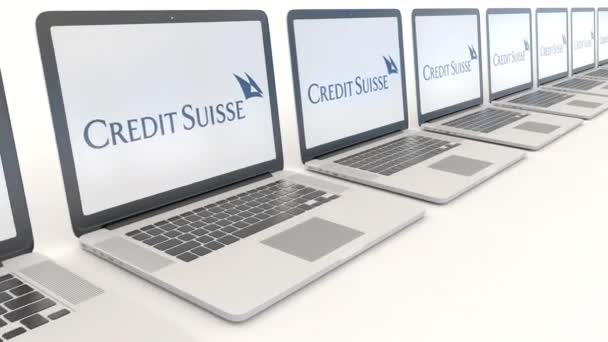 Moderne bærbare datamaskiner med Credit Suisse Group-logo. Begrepsbasert editorisk 4K-klikk, sømløs sløyfe – stockvideo