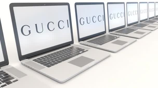 Laptops modernos com logotipo Gucci. Tecnologia de computador editorial conceitual clipe 4K, loop sem costura — Vídeo de Stock