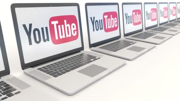 Moderne Laptops mit Youtube-Logo. Computertechnologie konzeptioneller redaktioneller 4k-Clip, nahtlose Schleife — Stockvideo