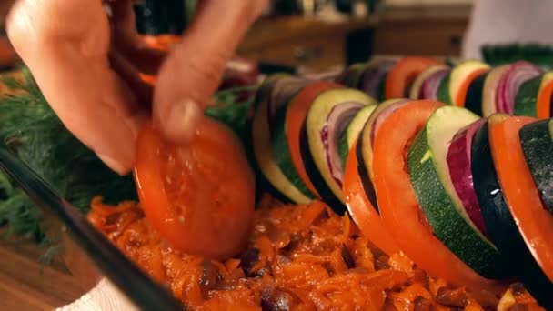 Poner las verduras en rodajas en una sartén de vidrio. Cocina amateur de ratatouille en casa. Comer sano y mezclar conceptos. Vídeo 4K — Vídeos de Stock