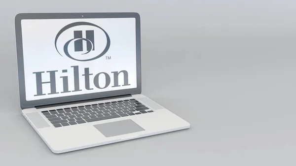 ヒルトン ホテル リゾートのロゴとノート パソコン。コンピューター技術概念編集 3 d レンダリング — ストック写真
