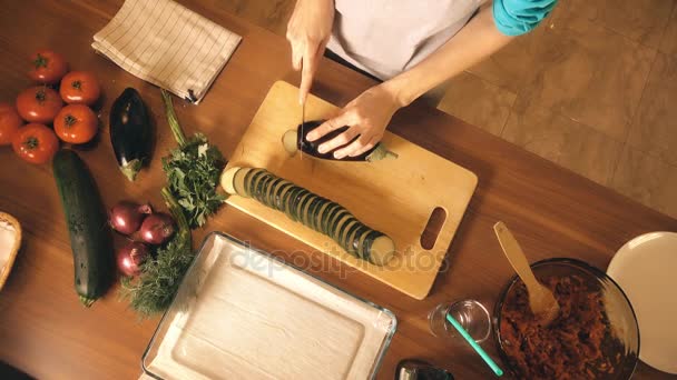 Mujer rebanando la planta de huevo. Cocinar ratatouille casero. Concepto de alimentación saludable. Vídeo 4K — Vídeo de stock