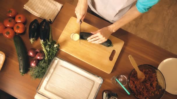 Frau schneidet Zucchini. hausgemachtes Ratatouille kochen. Konzept für gesunde Ernährung. 4k-Video — Stockvideo