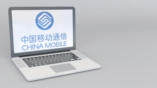 Memutar dan menutup laptop dengan logo China Mobile. Komputer teknologi konseptual editorial 4K klip — Stok Video