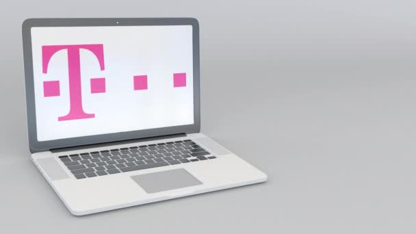 Rotativa de abertura e fechamento de laptop com logotipo T-Mobile. Tecnologia de computador editorial conceitual 4K clip — Vídeo de Stock