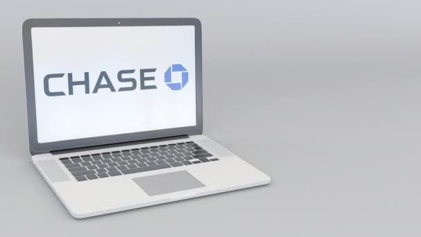 Rotativa de abertura e fechamento de laptop com logotipo JPMorgan Chase Bank. Tecnologia de computador editorial conceitual 4K clip — Vídeo de Stock