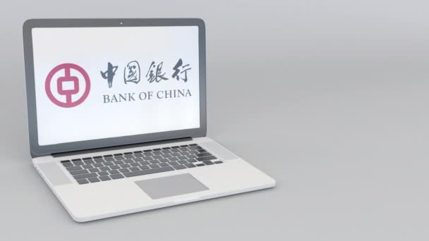 Drehbares Öffnen und Schließen des Laptops mit Bank of China-Logo. Computertechnologie konzeptioneller redaktioneller 4k-Clip — Stockvideo
