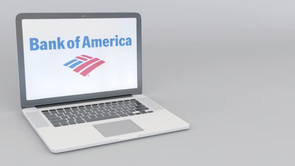 Deschidere rotativă și închidere laptop cu logo-ul Bank of America. Tehnologia calculatoarelor editorial conceptual 4K clip — Videoclip de stoc
