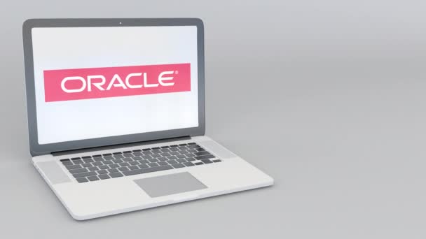 Rotativa de abertura e fechamento de laptop com logotipo da Oracle Corporation. Tecnologia de computador editorial conceitual 4K clip — Vídeo de Stock