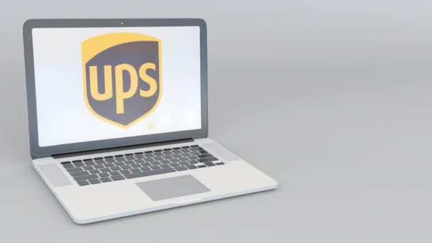 Roterende openen en sluiten van laptop met United Parcel Service Ups logo. Computer technologie conceptuele redactionele 4k clip — Stockvideo