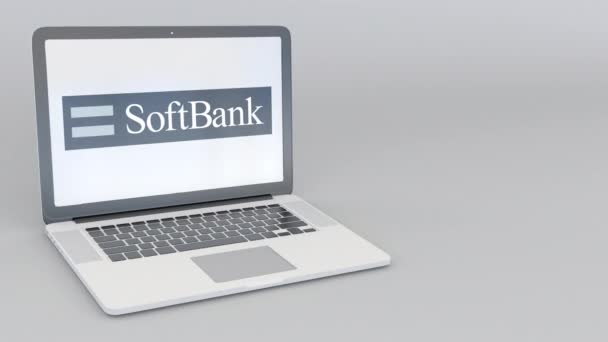 Deschidere rotativă și închidere laptop cu logo-ul SoftBank. Tehnologia calculatoarelor editorial conceptual 4K clip — Videoclip de stoc