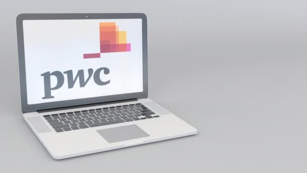 Вращение открытия и закрытия ноутбука с логотипом PricewaterhouseCoopers PwC. Концептуальная редакционная статья по компьютерным технологиям — стоковое видео