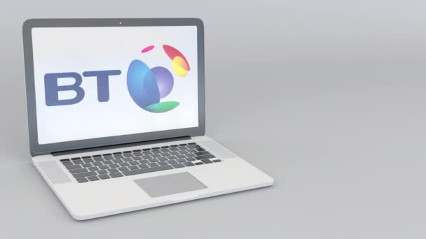 Roterende openen en sluiten van laptop met Bt Group logo. Computer technologie conceptuele redactionele 4k clip — Stockvideo
