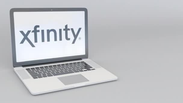 Xfinity のロゴとノート パソコンの開閉を回転します。コンピューター技術概念の編集 4 k クリップ — ストック動画