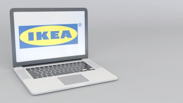 Περιστρεφόμενο άνοιγμα και το κλείσιμο του φορητού υπολογιστή με το λογότυπο της Ikea. Υπολογιστή τεχνολογία εννοιολογική συντακτική 4k κλιπ — Αρχείο Βίντεο