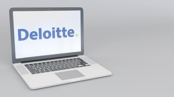 Drehbares Öffnen und Schließen des Laptops mit Deloitte-Logo. Computertechnologie konzeptioneller redaktioneller 4k-Clip — Stockvideo