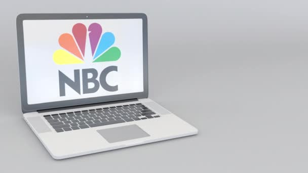 国立放送会社 Nbc のロゴとノート パソコンの開閉を回転します。コンピューター技術概念の編集 4 k クリップ — ストック動画