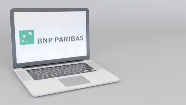 Obrotowa otwarcia i zamknięcia laptopa z logo Bnp Paribas. Komputer technologii pojęciowy redakcji 4k klip — Wideo stockowe
