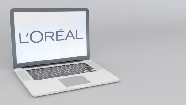 Drehbares Öffnen und Schließen des Laptops mit lorealem Logo. Computertechnologie konzeptioneller redaktioneller 4k-Clip — Stockvideo