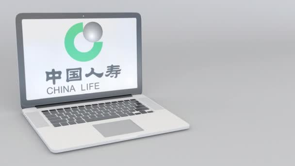 Portatile girevole di apertura e chiusura con logo China Life Insurance Company. Tecnologia informatica concettuale editoriale 4K clip — Video Stock