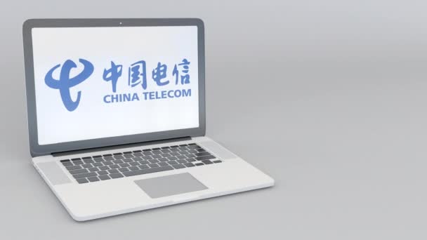 Περιστρεφόμενο άνοιγμα και το κλείσιμο του φορητού υπολογιστή με το λογότυπο της China Telecom. Υπολογιστή τεχνολογία εννοιολογική συντακτική 4k κλιπ — Αρχείο Βίντεο