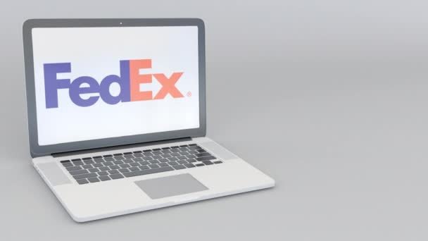Drehbares Öffnen und Schließen des Laptops mit Fedex-Logo. Computertechnologie konzeptioneller redaktioneller 4k-Clip — Stockvideo