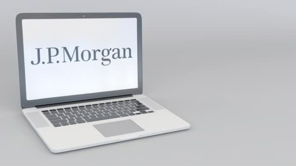 Roterer åpningen og lukkingen av laptop med J.P. Morgans logo. Begrepsmessig redaksjonell 4K-klikk for datateknologi – stockvideo