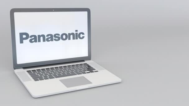 Drehbares Öffnen und Schließen des Laptops mit Panasonic-Firmenlogo. Computertechnologie konzeptioneller redaktioneller 4k-Clip — Stockvideo