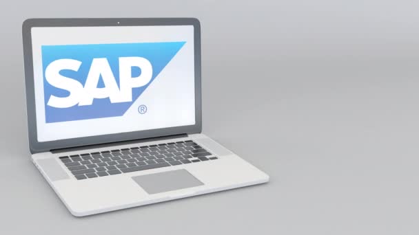 Portátil giratorio de apertura y cierre con logotipo de SAP SE. Tecnología informática editorial conceptual 4K clip — Vídeos de Stock