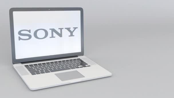 Rotační, otevírání a zavírání notebooku s logem Sony Corporation. Počítač technika koncepční redakční 4k klip — Stock video