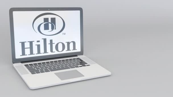 Περιστρεφόμενο άνοιγμα και το κλείσιμο του φορητού υπολογιστή με το λογότυπο του Hilton Hotels Resorts. Υπολογιστή τεχνολογία εννοιολογική συντακτική 4k κλιπ — Αρχείο Βίντεο