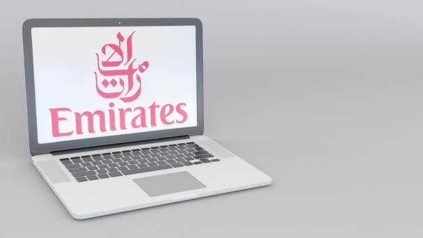 Ordinateur portable rotatif à ouverture et fermeture avec logo Emirates Airline. Technologie informatique conceptuel éditorial 4K clip — Video