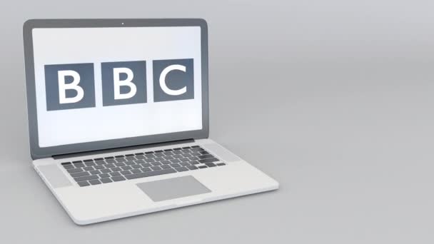 Περιστρεφόμενο άνοιγμα και κλείσιμο το laptop με το British Broadcasting Corporation Bbc λογότυπο. Υπολογιστή τεχνολογία εννοιολογική συντακτική 4k κλιπ — Αρχείο Βίντεο