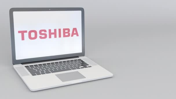 Ordinateur portable rotatif à ouverture et fermeture avec logo Toshiba Corporation. Technologie informatique conceptuel éditorial 4K clip — Video